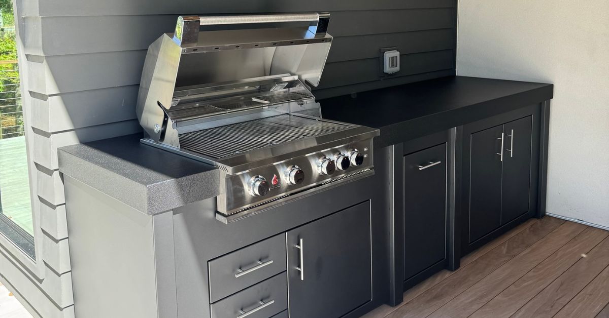 Outdoor Kitchen Builds: DIY Savings or Pro Quality?