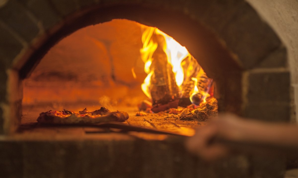 Gas vs Wood Fired Outdoor Pizza Ovens: Which is Best for You? - Stono Outdoor Living